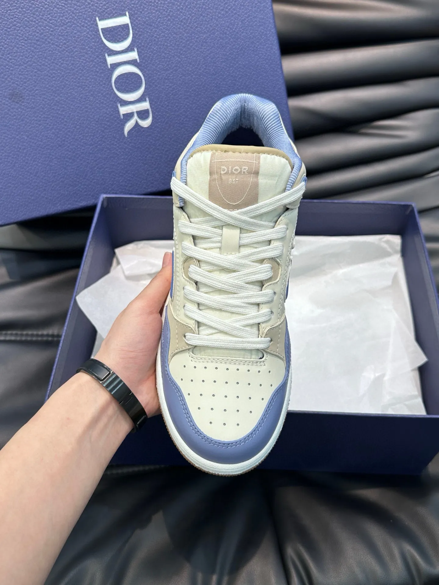 Ex-factory price: 440💰DIOB57 mid-top sneakers are shipped. This B57 mid-top sneaker is a new product in the 2024 spring men's wear series. It reinterprets the basketball shoe design and has become a classic item of Dior. Mid-top lace-up style crafted from color-blocked cow leather with contrasting suede and a CD logo displayed on the side. The tongue is decorated with the Dior B57 logo, and various distinctive details enhance the style. The CD logo eyelet details, upper stitching and rubber panels highlight the dynamic charm of its sports style. With two-color rubber sole, mesh fabric lining and cotton lining for foot padding, the upper foot is comfortable and breathable. Can be paired with a variety of clothing to create a sophisticated look. Code 38-44, (45 can be customized)